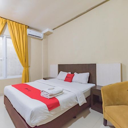 RedDoorz near Pasar Pagi Cirebon Hotel Bagian luar foto