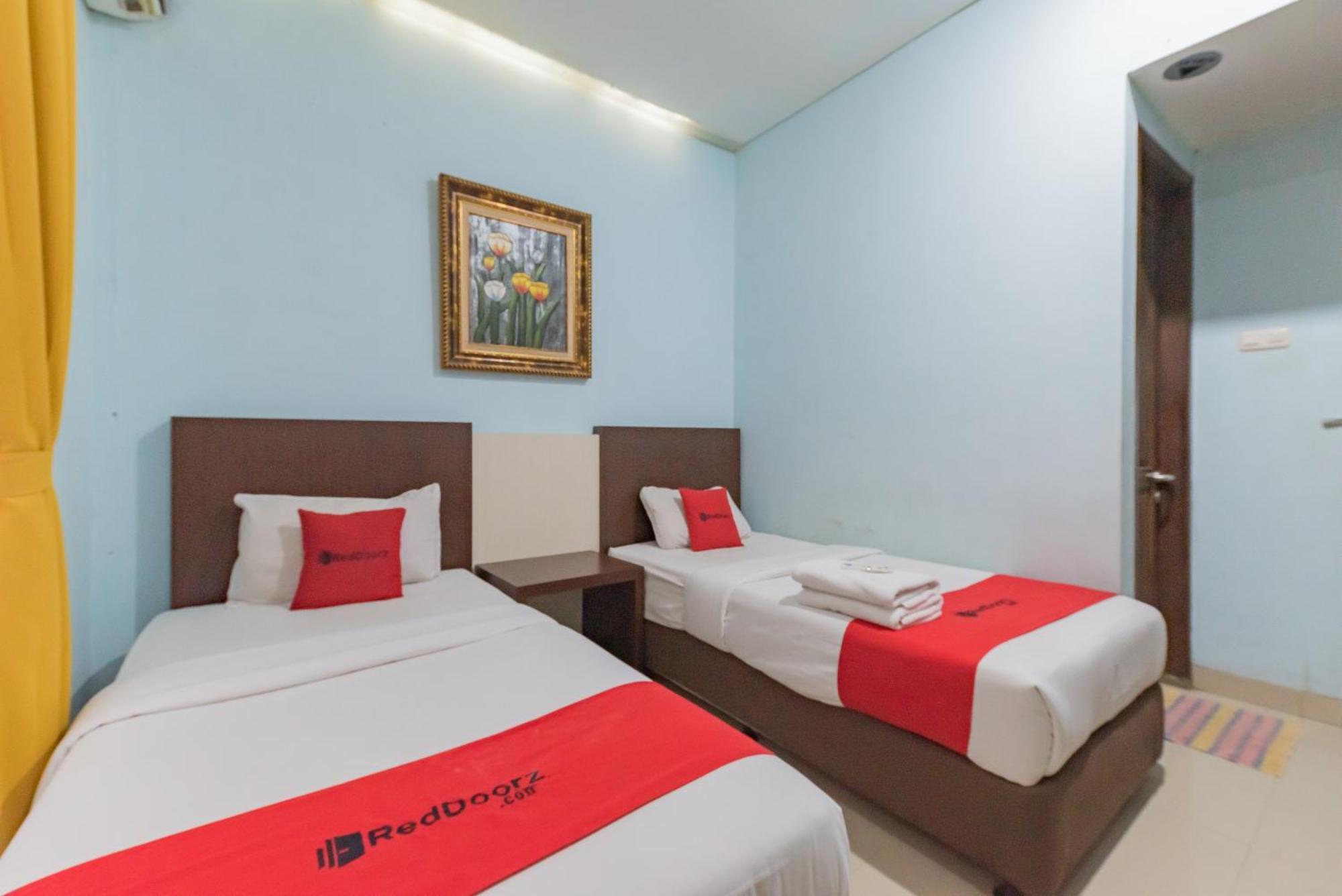RedDoorz near Pasar Pagi Cirebon Hotel Bagian luar foto