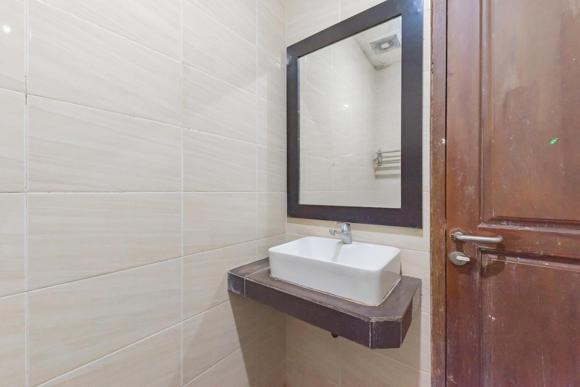 RedDoorz near Pasar Pagi Cirebon Hotel Bagian luar foto