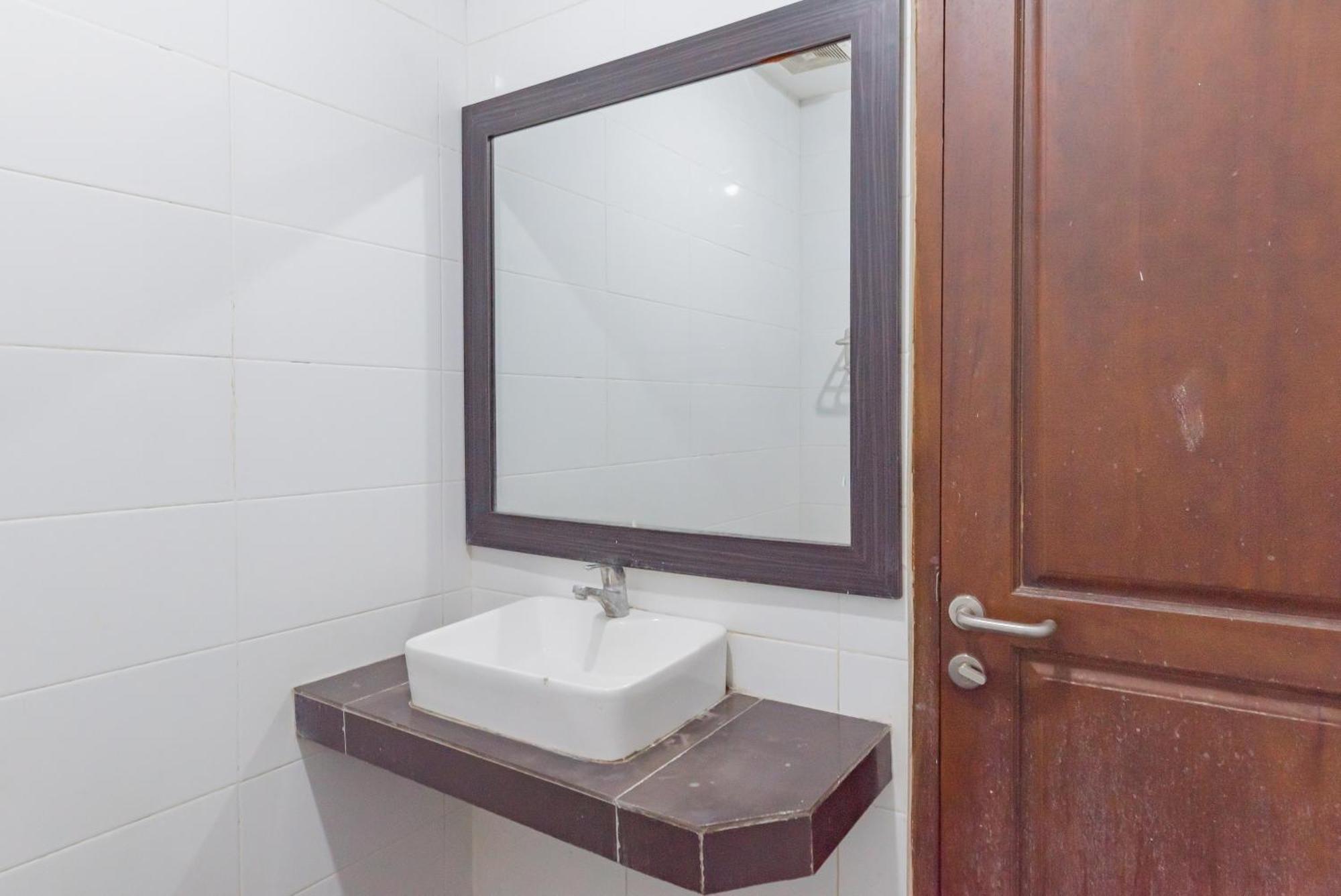 RedDoorz near Pasar Pagi Cirebon Hotel Bagian luar foto