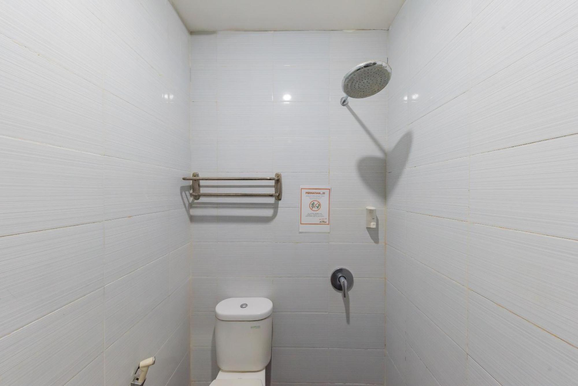 RedDoorz near Pasar Pagi Cirebon Hotel Bagian luar foto