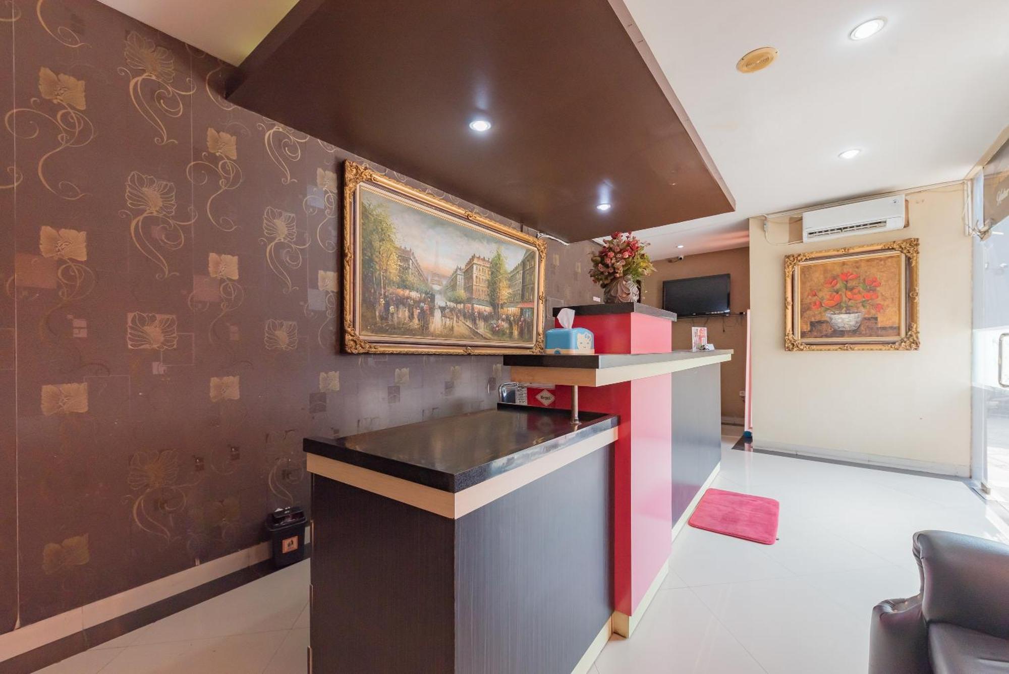 RedDoorz near Pasar Pagi Cirebon Hotel Bagian luar foto
