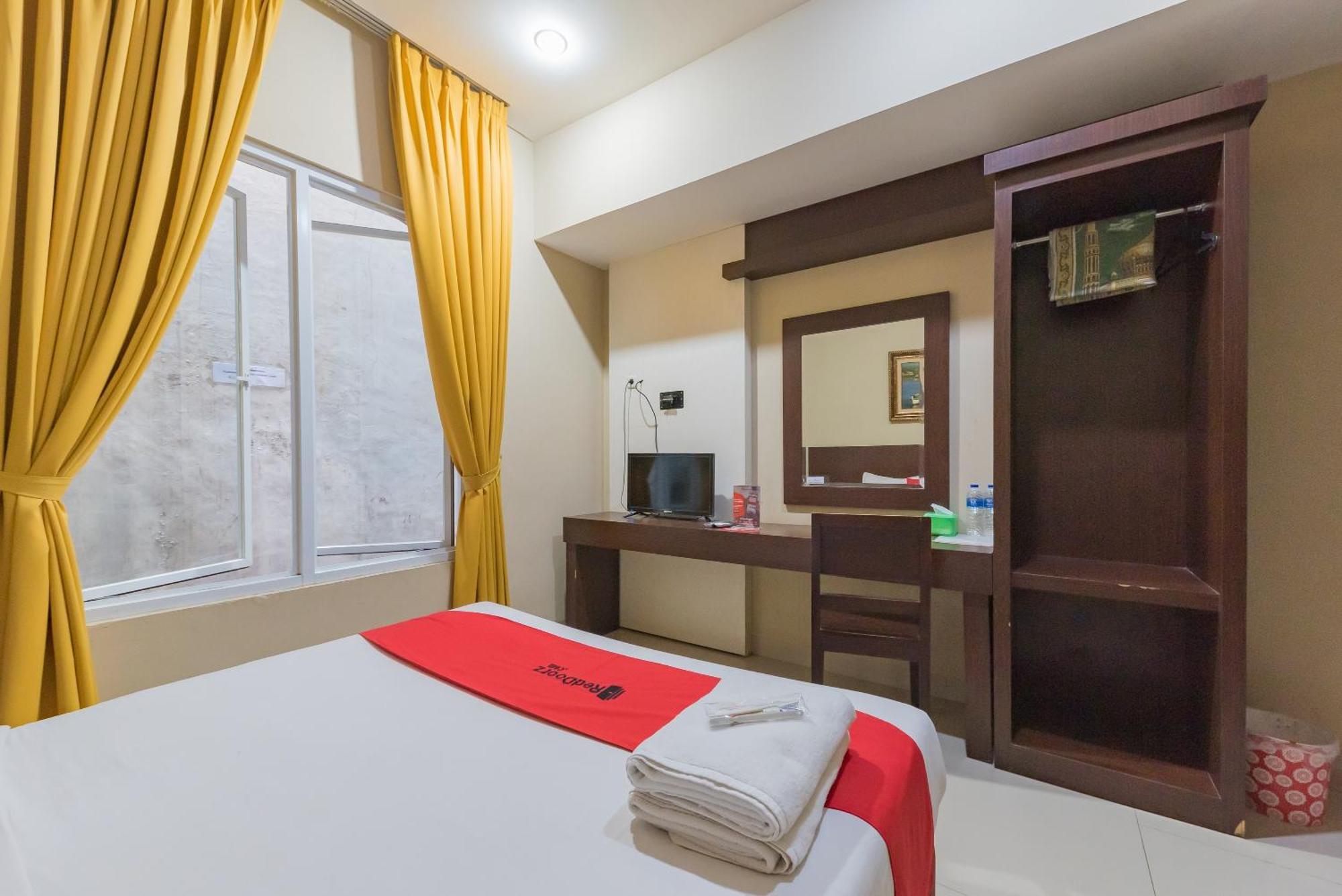 RedDoorz near Pasar Pagi Cirebon Hotel Bagian luar foto