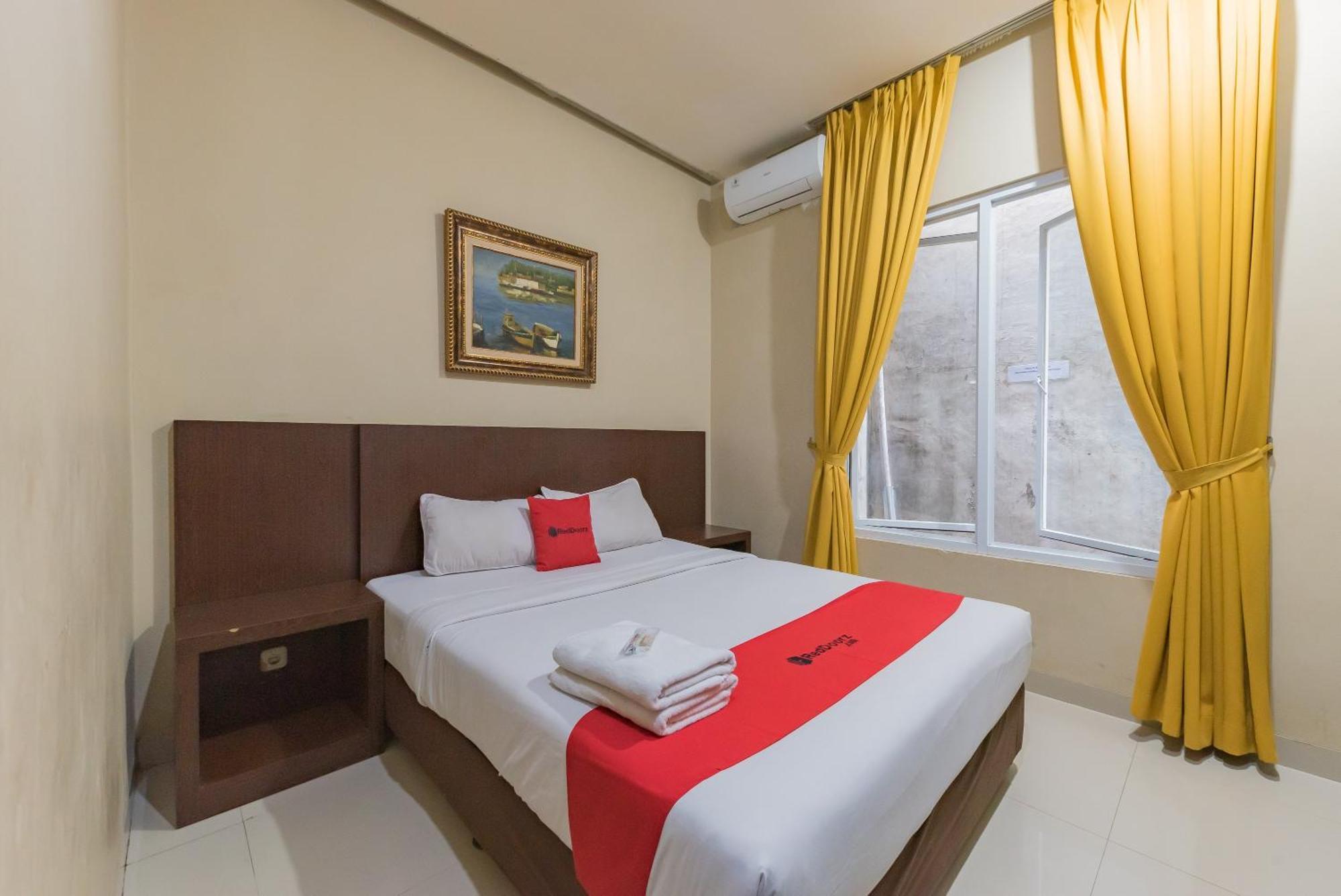 RedDoorz near Pasar Pagi Cirebon Hotel Bagian luar foto