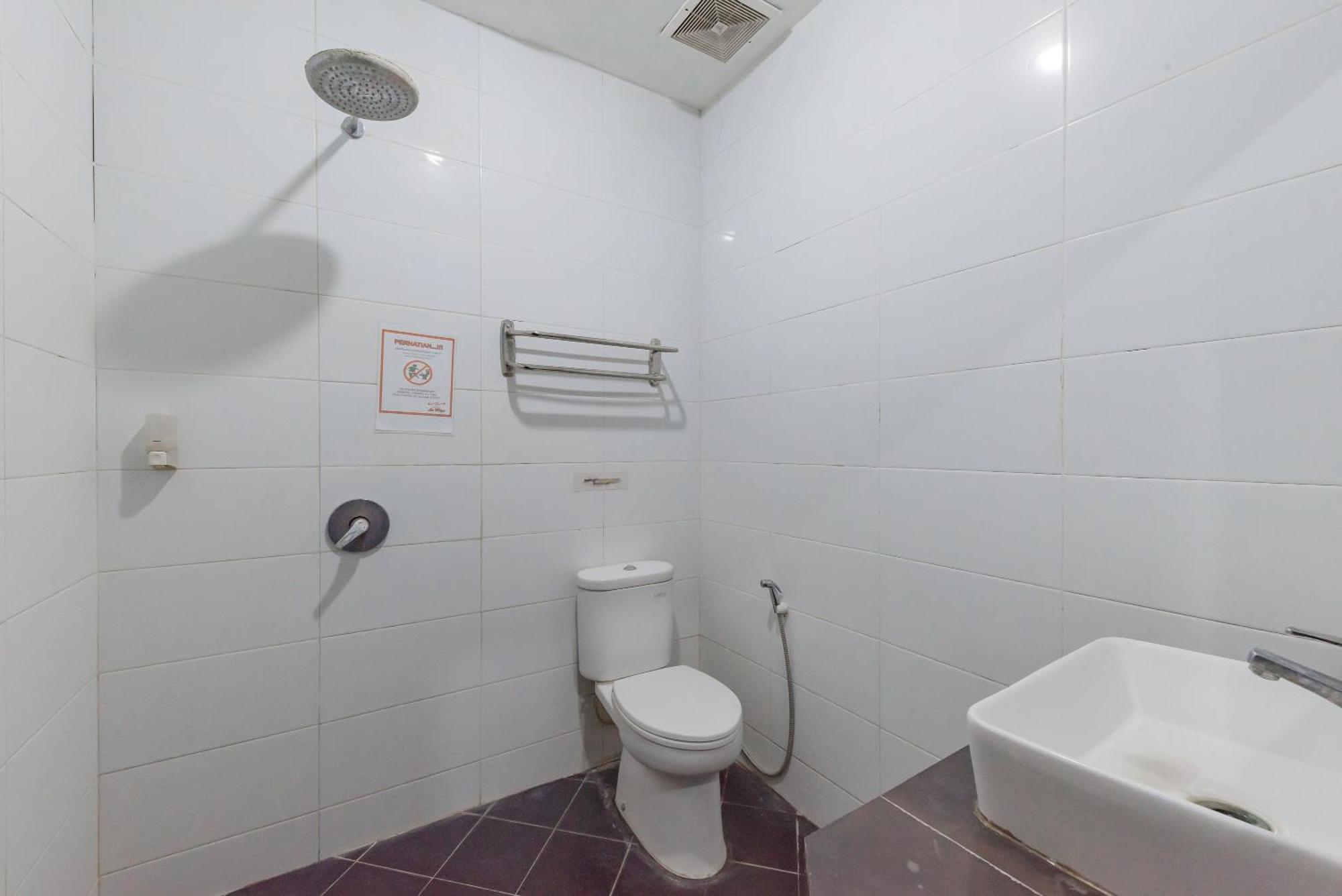 RedDoorz near Pasar Pagi Cirebon Hotel Bagian luar foto