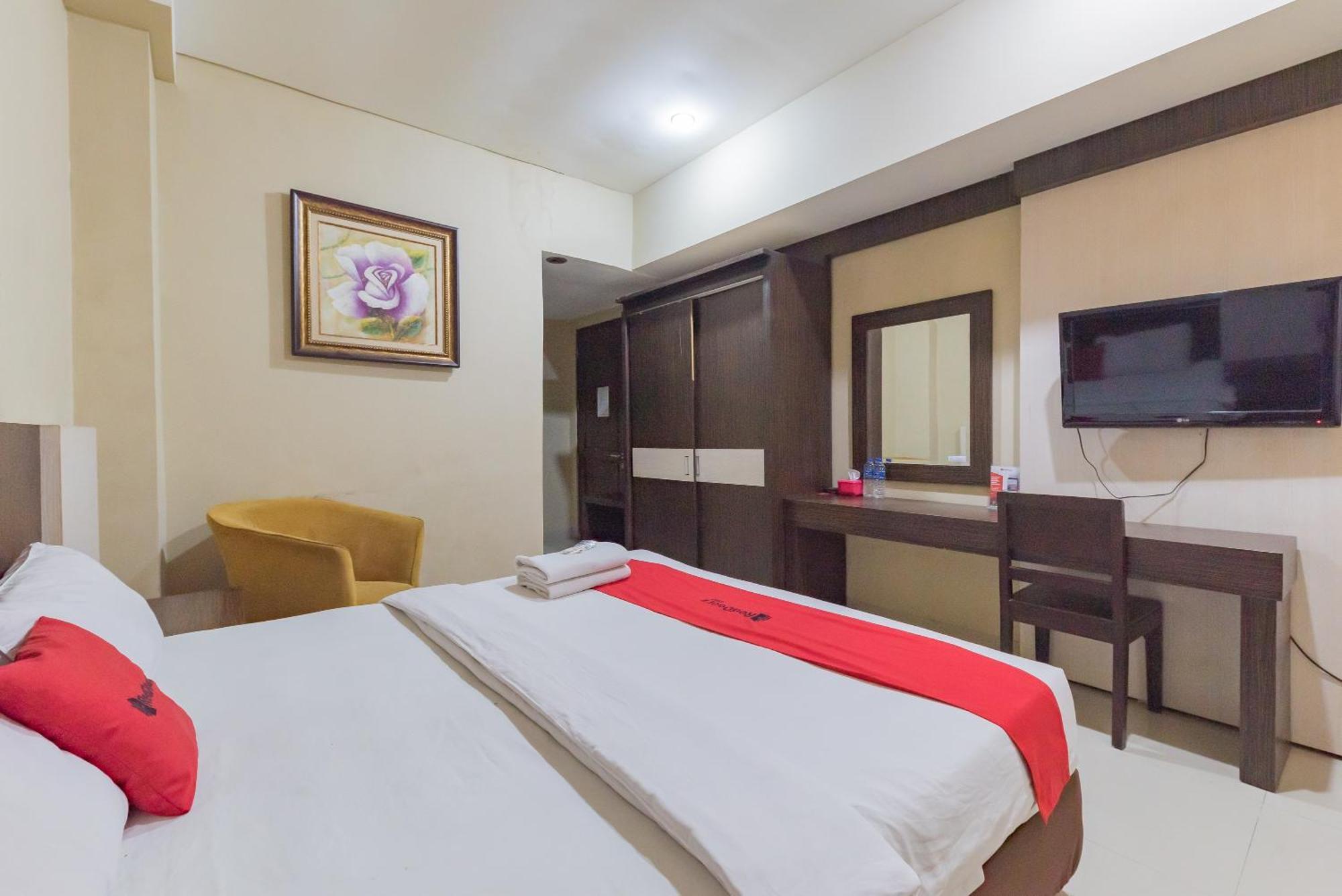 RedDoorz near Pasar Pagi Cirebon Hotel Bagian luar foto