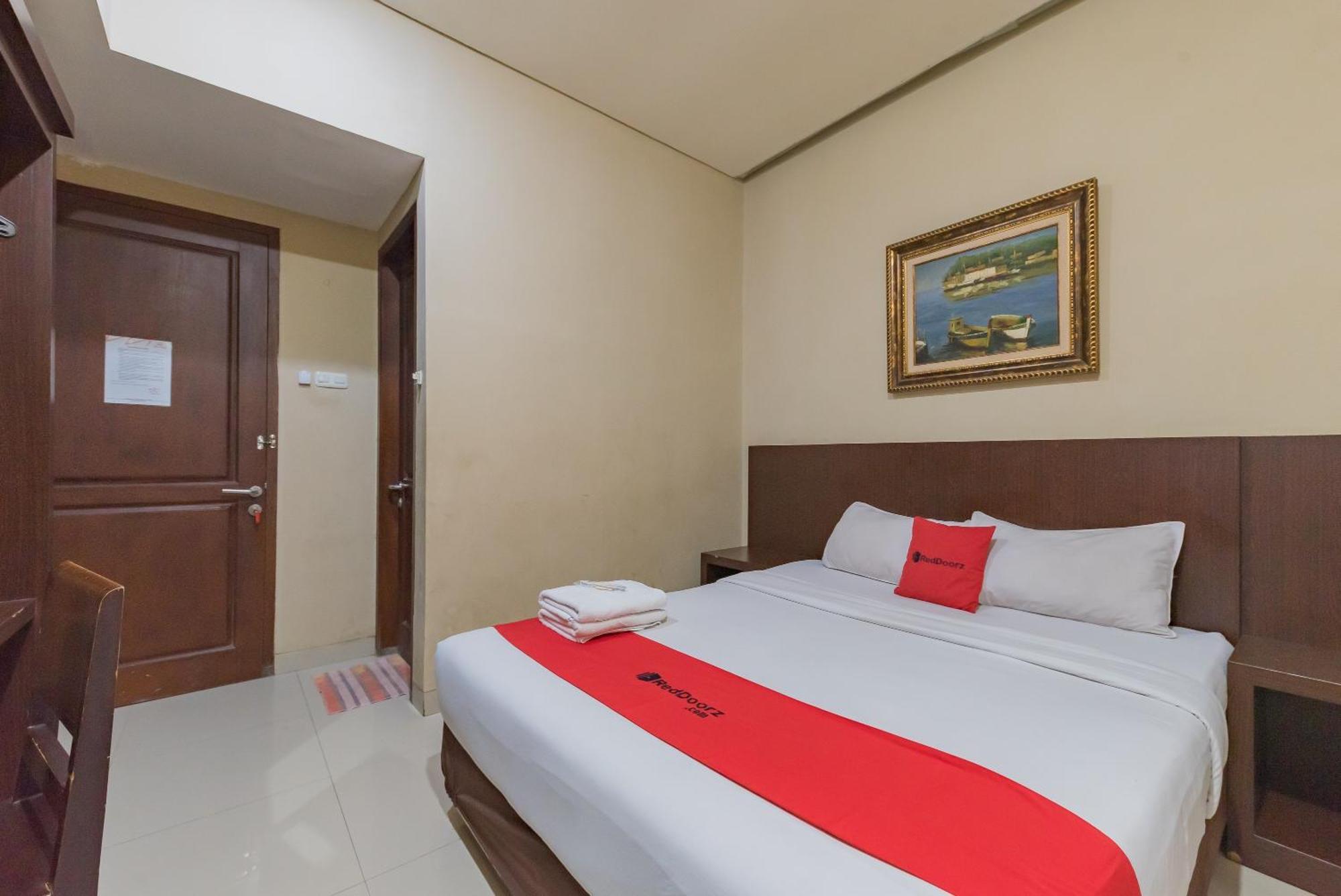 RedDoorz near Pasar Pagi Cirebon Hotel Bagian luar foto