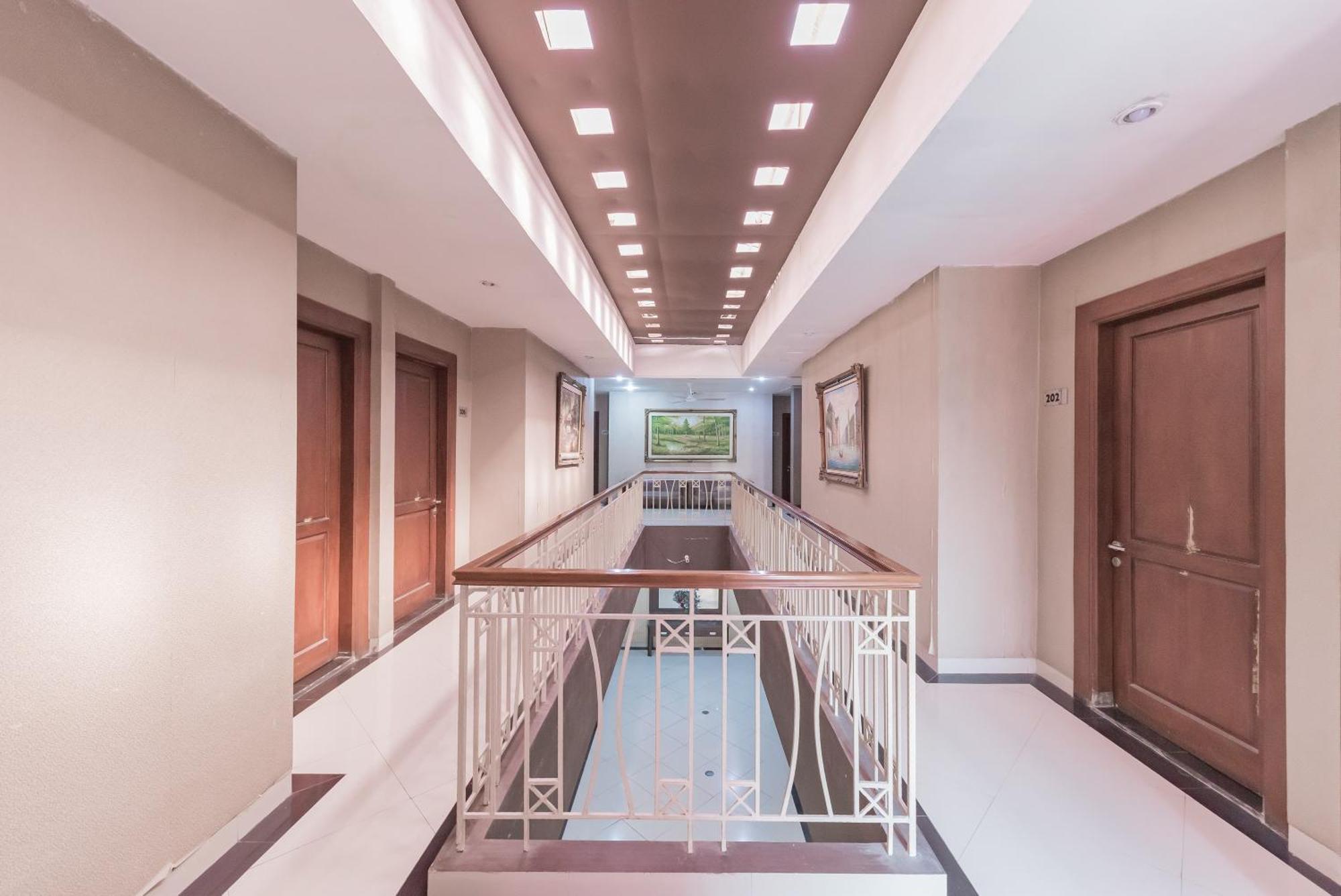 RedDoorz near Pasar Pagi Cirebon Hotel Bagian luar foto