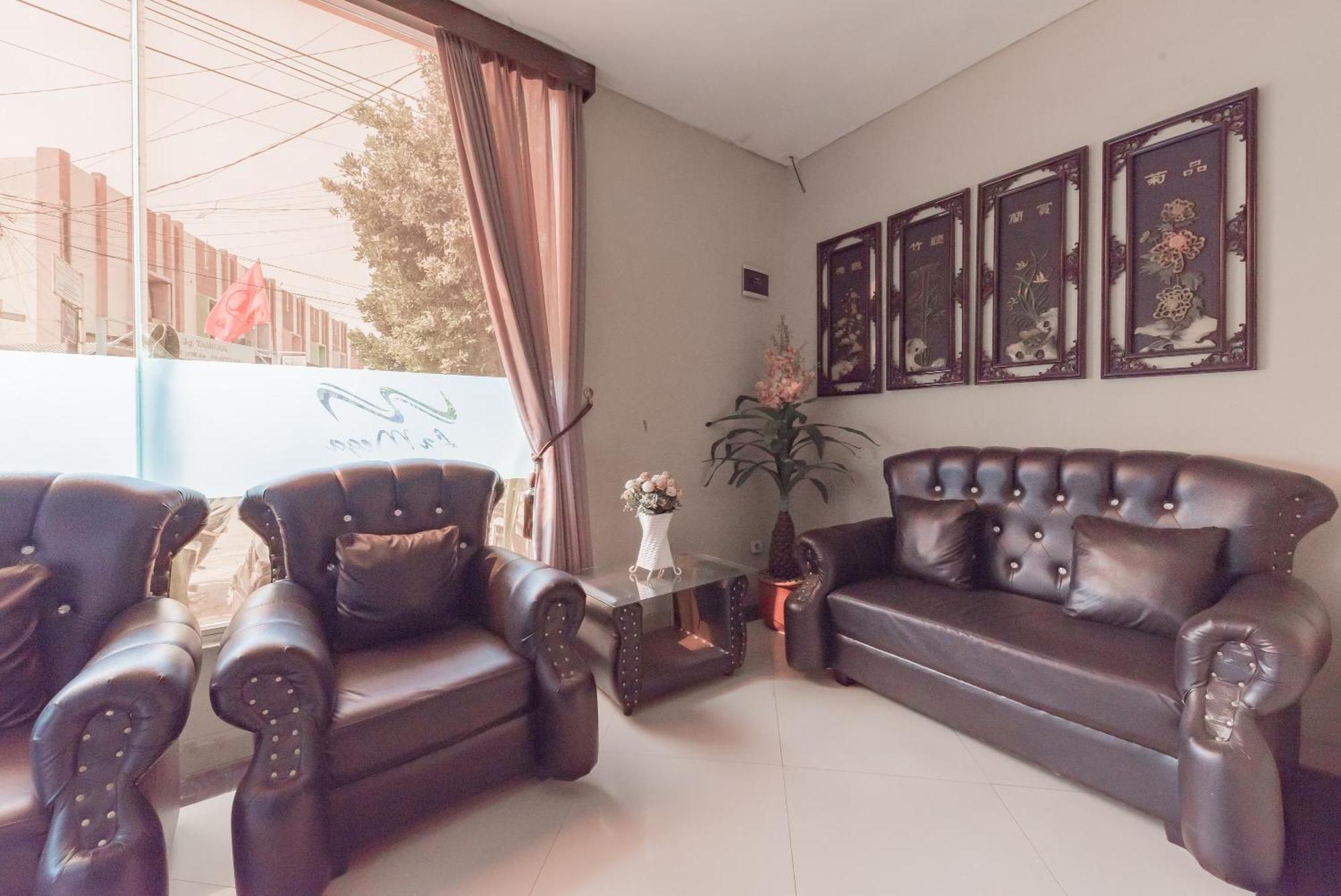 RedDoorz near Pasar Pagi Cirebon Hotel Bagian luar foto