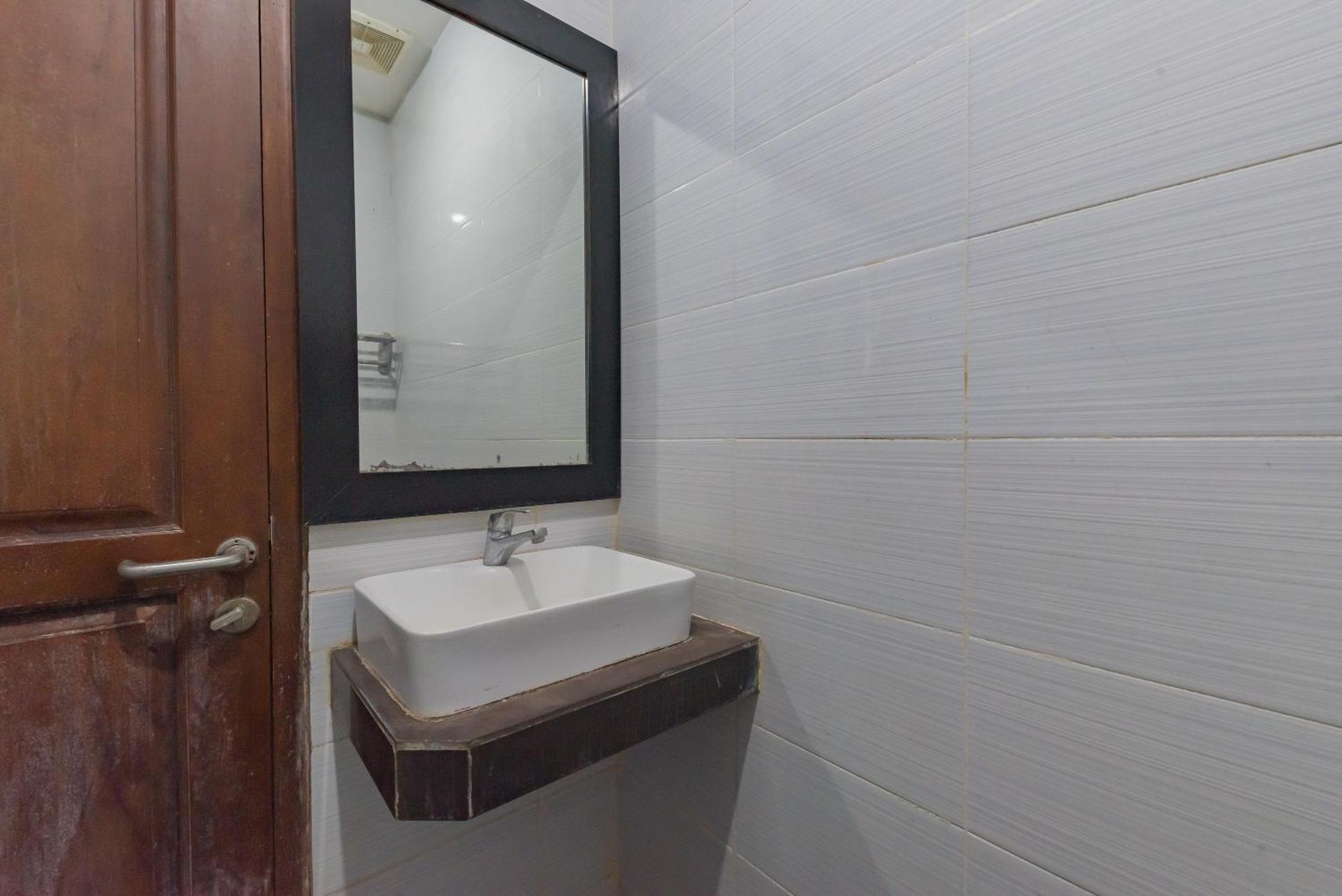 RedDoorz near Pasar Pagi Cirebon Hotel Bagian luar foto