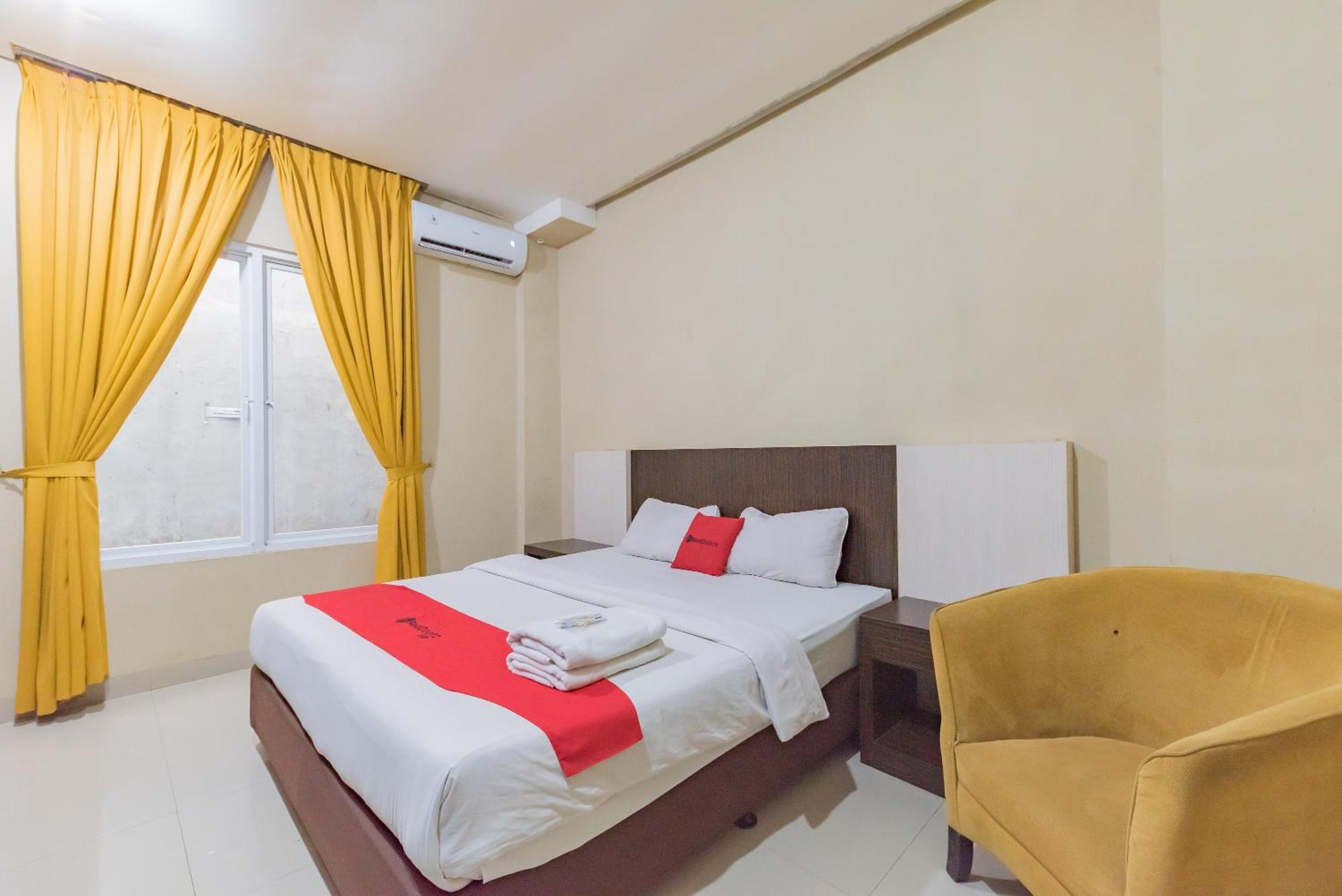 RedDoorz near Pasar Pagi Cirebon Hotel Bagian luar foto