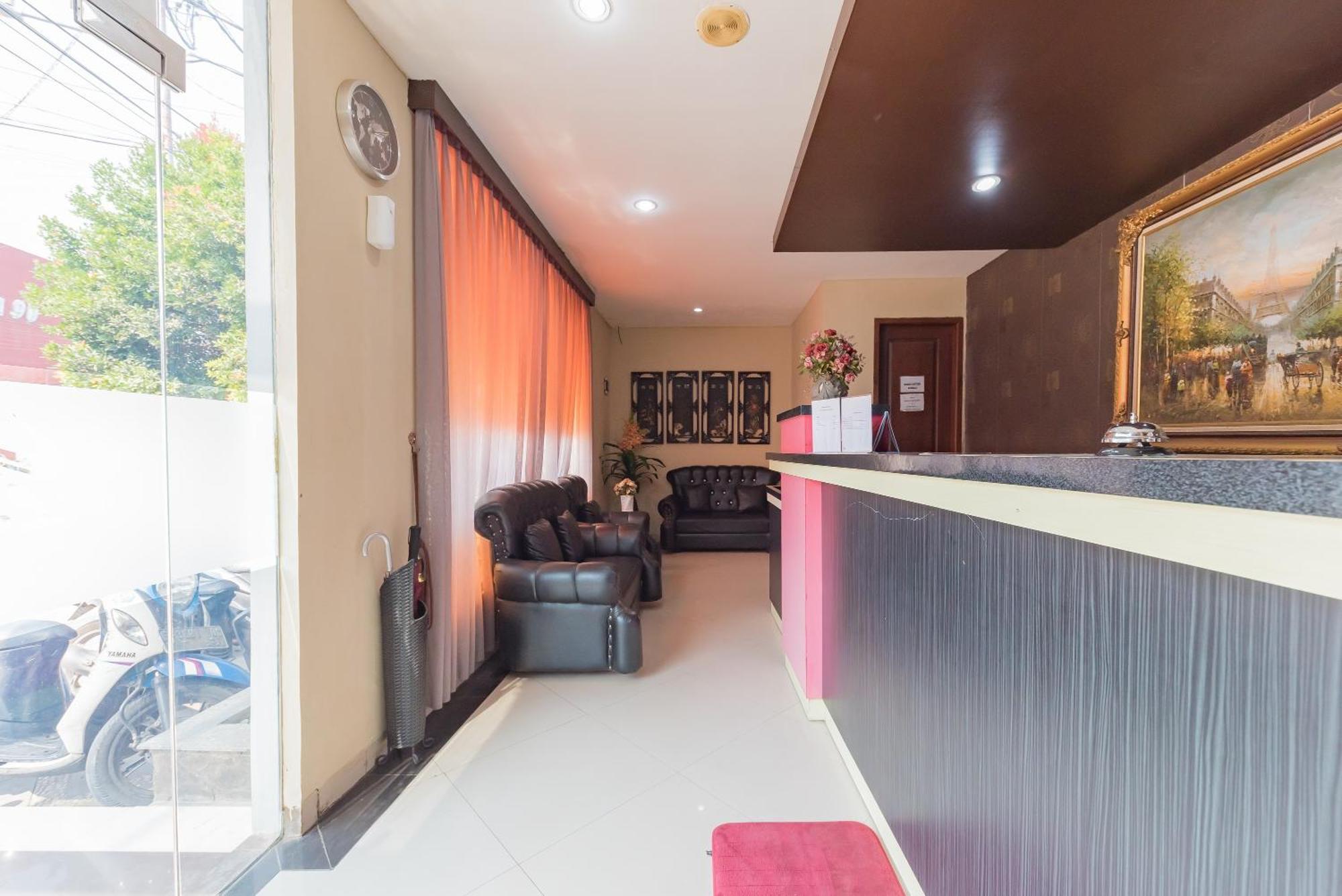 RedDoorz near Pasar Pagi Cirebon Hotel Bagian luar foto